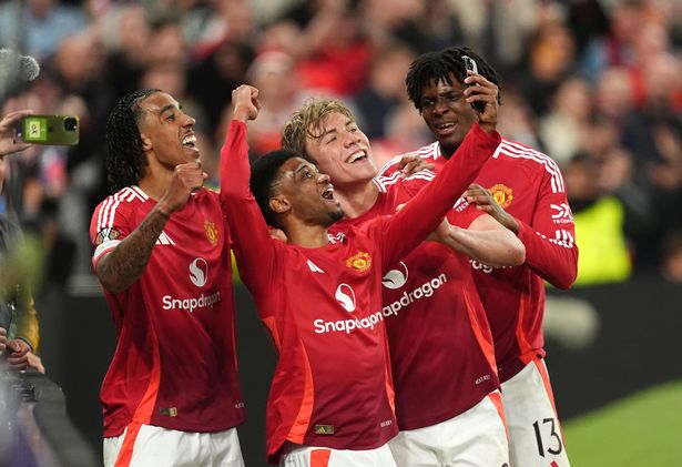 يحتفل زملاء فريق Hojlund و Amad و Man UTD في منتصف الأسبوع