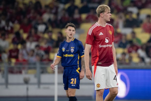 اللاعبون الذين ينظرون إليه خلال ASEAN All Stars vs Mnchester United