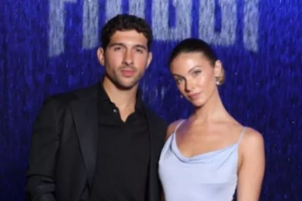 نجح نجم Love Island لأول مرة في السجادة الحمراء مع Beau له