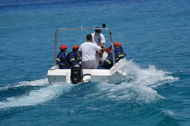 خدمات الطوارئ تترك Agia Marina في Symi ، اليونان ، حيث تم العثور على جثة مايكل