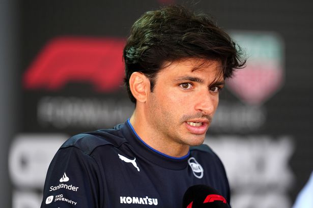 كارلوس ساينز يتحدث في قلم وسائل الإعلام F1 في سباق موناكو الكبير