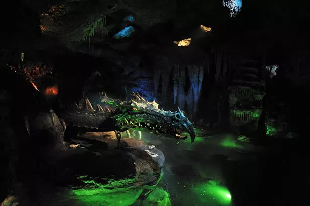 إطلالة على Dragon Animatronic Under the Sleeping Beauty Castle