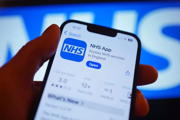 شخص ما ينظر إلى تطبيق NHS على الهاتف المحمول