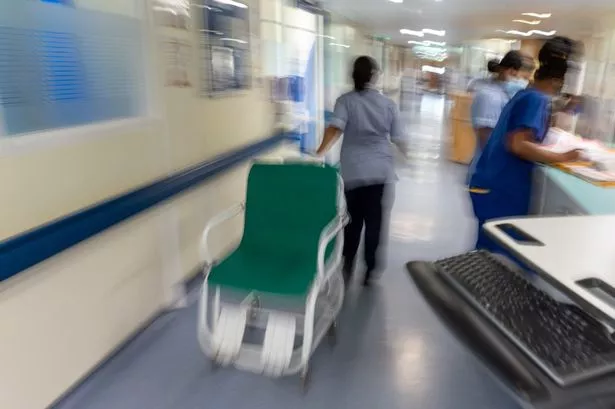 منظر عام للموظفين في جناح مستشفى NHS في مستشفى إيلينغ في لندن