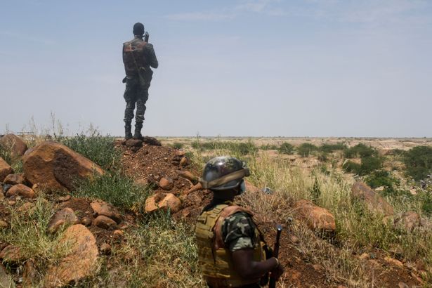 يقف الجندي في النيجر بالقرب من المنطقة بين النيجر ومالي وبوركينا فاسو المعروف بالإرهاب