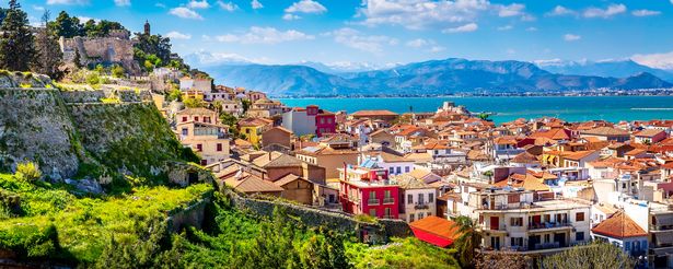 منظر عام لأسطح Nafplio والمناظر الطبيعية المحيطة