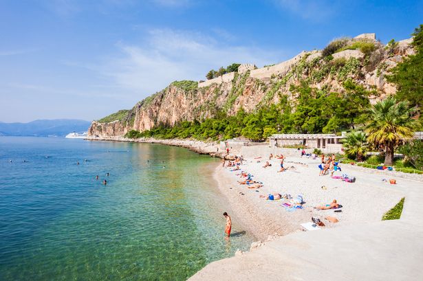 الناس على شاطئ مدينة نافليو. Nafplio هي بلدة قديمة صغيرة في شبه جزيرة بيلوبونيز في اليونان.