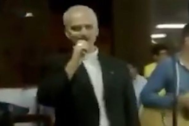 البابا ليو الرابع عشر ، ثم رئيس الأساقفة روبرت بريفوست ، يغني الكاريوكي في بيرو