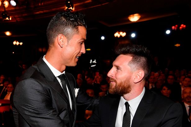 المرشحون لأفضل لاعب كرة قدم فيفا ، برشلونة ومهاجم الأرجنتين ليونيل ميسي (ص) وريال مدريد ومهاجم البرتغال كريستيانو رونالدو (ل) الدردشة قبل شغل مقاعدهم للحصول على أفضل حفل توزيع جوائز FIFA لكرة القدم