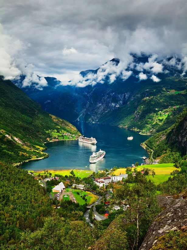 النرويج ، Geirangerfjord ، سفينة سياحية في المضيق
