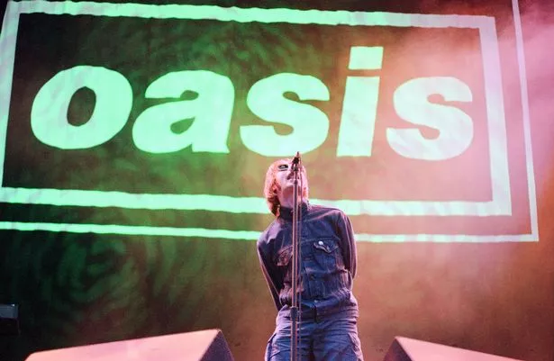 Liam Gallagher of Oasis ، Music Group ، أداء على المسرح ، Balloch Castle Country Park Balloch ، Loch Lomond ، في West Dunbartonshire ، اسكتلندا ، 4 أغسطس 1996.