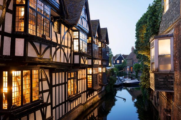 منزل Waivers Old (منزل القرن السادس عشر ، اليسار) ، Great Stour ، Canterbury ، إنجلترا