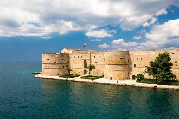 قلعة أراغونيس القديمة في العصور الوسطى في تارانتو ، بوغليا