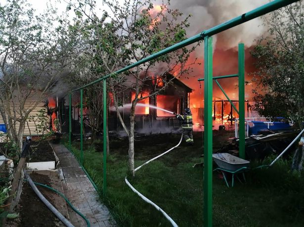 اندلعت الحرائق في مدينة تشيخوف ، منطقة موسكو ، بعد ضربات الطائرات بدون طيار الأوكرانية