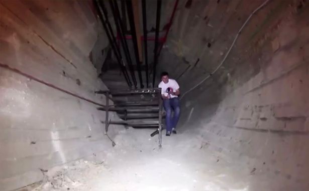 داخل التمثال