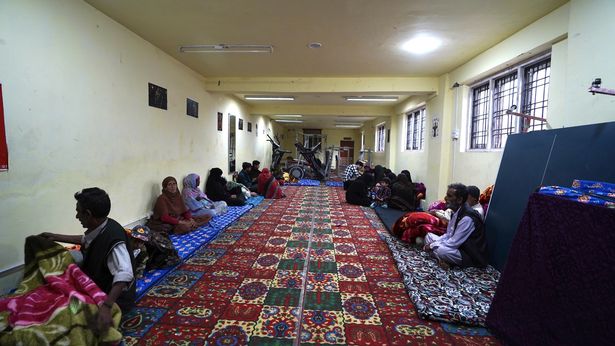 السكان المحليون يغطون من القصف الباكستاني في سالاماباد ، الهند التي تسيطر عليها كشمير