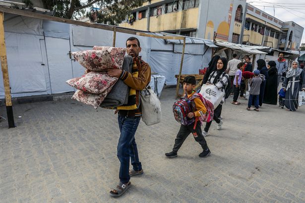 أمسك الفلسطينيون في شرق خان يونيس بأي ممتلكات يمكن أن يأخذوها معهم بعد إخلاء إسرائيلي لمنطقة كبيرة