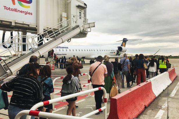 Lufthansa Cityline هي شركة تابعة إقليمية في لوفتهانزا ، واحدة من أكبر شركات الطيران في أوروبا. وهي تدير رحلات تحت العلامة التجارية لوفتهانزا داخل أوروبا ، وكذلك بعض الرحلات الطويلة إلى إفريقيا وأمريكا. يسير الركاب على متن رحلة لوفتهانسا سيتي لاين في مطار أورلي. هذا مشهد نموذجي خلال عملية الصعود إلى الطائرة في المطارات.