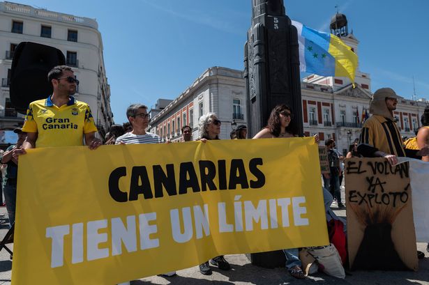 مدريد ، إسبانيا - 2025/05/18: الأشخاص الذين يحتجون مع لافتات يطالبون بنموذج سياحي جديد. تجمع المتظاهرون في بويرتا ديل سول للاحتجاج على السياحة الجماهيرية تحت شعار "جزر الكناري لها حدود". (تصوير ماركوس ديل مازو/lightrocket