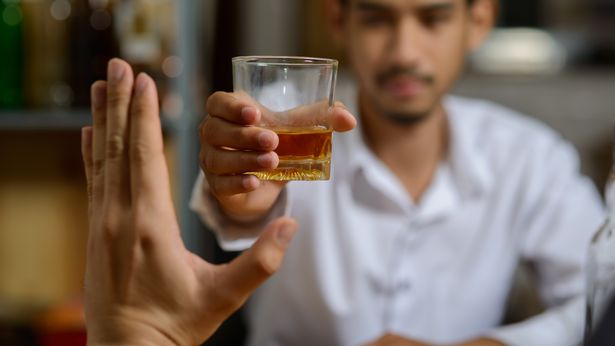 شخص يرفض الكحول