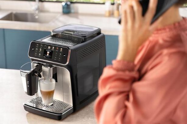 يمكن لـ The Philips 5500 Lattego صنع 20 من القهوة الساخنة والمثلجة بلمسة زر واحدة