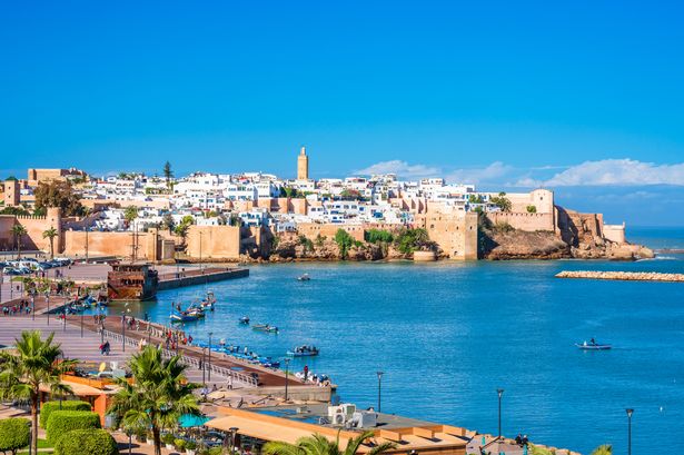 Kasbah del Udayas أو Oudayas ونهر Bouregreg ينظر إليه من منطقة المدينة المنورة في الرباط ، المغرب