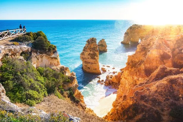 تم تسمية Praia da Marinha ، واحدة من أجمل شواطئ البرتغال ، Algarve ، من قبل Michelin Guide لتكون واحدة من أجمل 10 شواطئ في أوروبا.