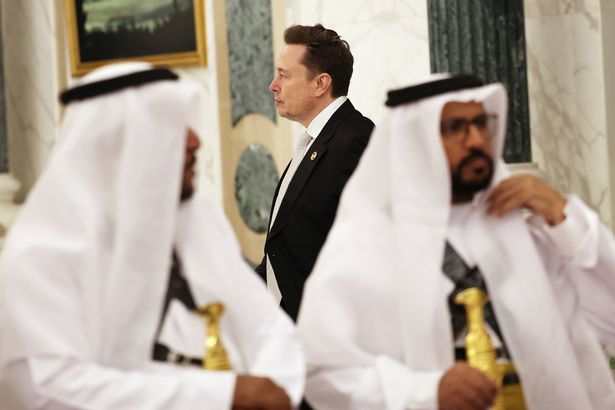 ينتظر إيلون موسك أن يتم تقديمه إلى ولي العهد السعودي