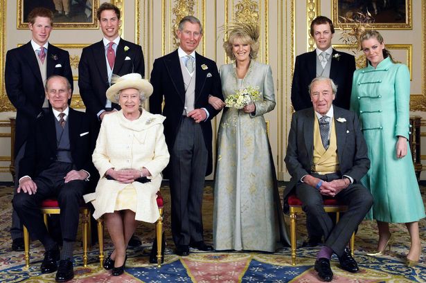 LR Back Row: Prince Harry ، Prince William ، Tom و Laura Parker-Bowles ، LR Front Row: Prince Philip ، Queen Elizabeth II و Camilla's Major Bruce Shand ، في غرفة الرسم البيضاء في Windsor Castle