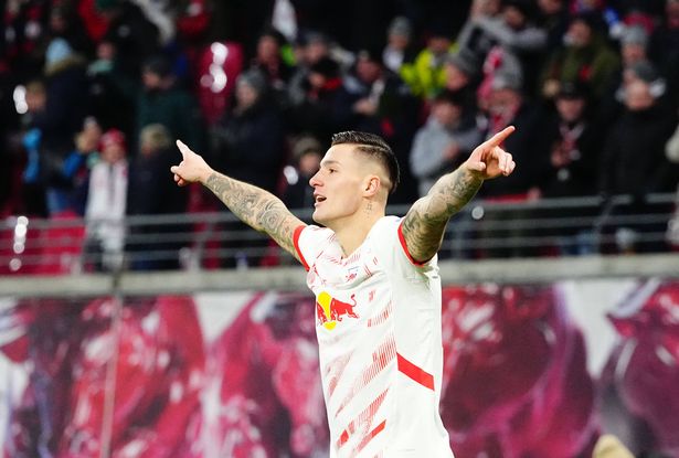 يحتفل Benjamin Sesko من RB Leipzig بالهدف الثالث للفرق خلال مباراة الدوري الألماني بين RB Leipzig و Werder Bremen في Red Bull Arena ، Leipzig ، ألمانيا في 12 يناير 2025.