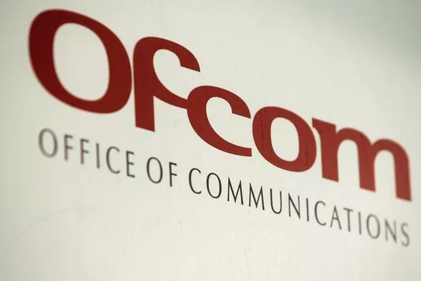 شعار OFCOM يعرض اسمه في النص الأحمر.