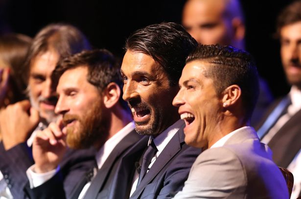يشارك كريستيانو رونالدو المهاجم البرتغالي في ريال مدريد لحظة خفيفة مع حارس مرمى يوفنتوس الإيطالي جيانلويجي بوفون (ج) ومهاجم برشلونة الأرجنتيني ليونيل ميسي (ج/ل) أثناء انتظارهم قبل منح لقب لقب لقب "أفضل لاعب الرجال في أوروبا" في ختام حفل السحب المرحلة لمجموعة دوري أبطال أوروبا أوروبا في موناكو في 24 أغسطس 2017