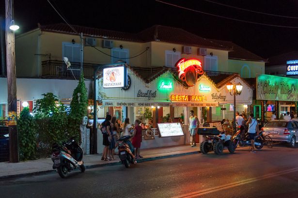 عدد الأشخاص على روكتس Zante خلال موسم السياحة ، مما يؤدي إلى مخاوف بعض المناطق مكتظة