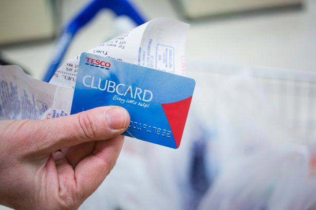 يحتفظ أحد العملاء بإيصاله للتسوق إلى جانب بطاقة ولاء بطاقة Tesco Clubcard بعد التسوق داخل سوبر ماركت Tesco ، الذي تديره Tesco PLC ، في لندن ، المملكة المتحدة ، يوم الاثنين ، 20 أبريل 2015. ستخدم Tesco في 22 أبريل من خلال التغلب على تقليلات العلامة التجارية والتجديدات التي تتناسب مع تقليصها ، وتتماشى ، وتتماشى ، وتنافس ، وتتماشى ، وتتماشى ، وتتماشى ، وتتماشى ، وتتماشى معها ، وتتنث بضائع. المصور: جيسون ألدن/بلومبرج عبر غيتي إيرش