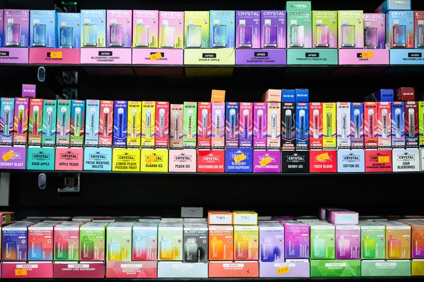 لندن ، إنجلترا - 29 كانون الثاني (يناير): شوهدت مجموعة مختارة من vapes المتاح مع عبوات مشرقة وملونة في متجر ، في 29 يناير 2024 في لندن ، إنجلترا. تعلن ريشي سوناك عن حظر على VAPEs المتاح في المملكة المتحدة كجزء من خطط الحكومة لمعالجة ارتفاع الشباب وحماية صحة الأطفال. (تصوير ليون نيل/غيتي إيموكيز)