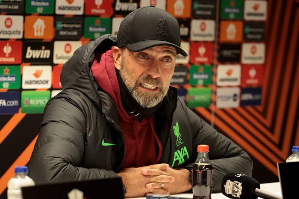 بروكسل ، بلجيكا-14 كانون الأول (ديسمبر): يتحدث مدرب ليفربول يورغن كلوب إلى وسائل الإعلام خلال المؤتمر الصحفي بعد المباراة بعد مباراة دوري أوروبا في الاتحاد الأوروبي بين رويال يونيون سانت جيلويز (سانت جيلز) وليفربول إف سي (LFC) في لوتو بارك في 14 ديسمبر 2023 في أندرليشت بالقرب من بروسلز. (تصوير جان كاتفي/غيتي إيمايز)