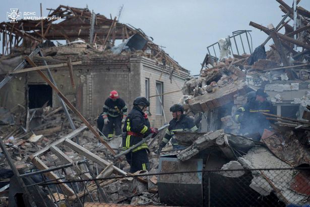 يبحث رجال الإطفاء عن الضحايا بعد هجوم جوي روسي في أوكرانيا