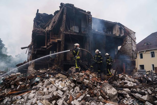 يقوم عمال الإنقاذ بإطفاء حريق منزل دمرته ضربة روسية في قرية ماركاليفكا ، منطقة كييف ، أوكرانيا ، الأحد ، 25 مايو ، 2025. (AP Photo/Evgeniy Maloletka)