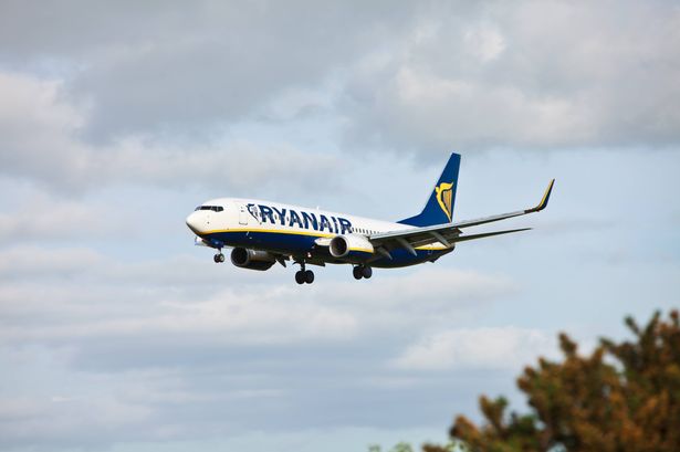 "كورك ، أيرلندا - 19 يونيو 2009: Ryanair Boeing 737 مع الجناحين توفير الوقود في مطار كورك ، كورك ، أيرلندا"