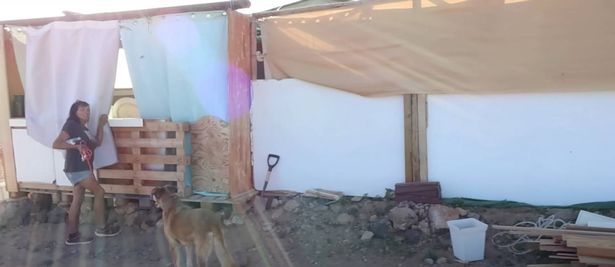 إلى جانب المعسكر والقوافل ، هناك العشرات من أكواخ جيري المبنية