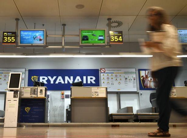 امرأة تمشي عبر عدادات تسجيل الوصول في Ryanair
