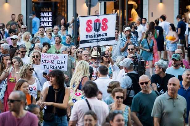 يحتفظ المتظاهرون براية تقرأ "سكان SOS" أثناء مشاركتهم في مظاهرة ضد أوزان أو أسعار المساكن في جزيرة مايوركا في بالما دي مايركا في 21 يوليو 2024.