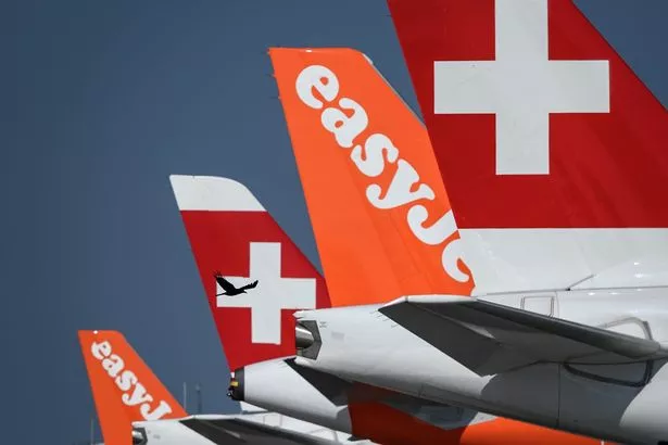 يطير طائر بين ذيول الطائرات التجارية ذات التكلفة المنخفضة من طيران EasyJet و Lufthansa Swiss Swiss Firmes المتوقفة بسبب انقطاع الطيران وسط انتشار مرض الفيروسات القصيرة (Covid -19) في مطار جنيف في 3 أبريل 2020. لإعادة العملاء الذين تقطعت بهم السبل العملاء. (تصوير Fabrice Coffrini / AFP) (تصوير Fabrice Coffrini / AFP عبر Getty Images)