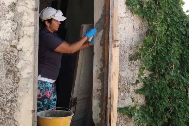 روبيا يعمل على أحد النوافذ 