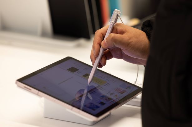 أحد العملاء يحاولون جهاز Samsung Electronics Co. Galaxy Tab S9 Ultra Tablet في متجر Samsung في سيول ، كوريا الجنوبية ، يوم الأحد ، 7 يناير ، 2024. من المقرر أن تقوم الشركة بالإبلاغ عن الأرباح في 9 يناير. المصور: Seongjoon Cho/Bloomberg عبر Getty Images