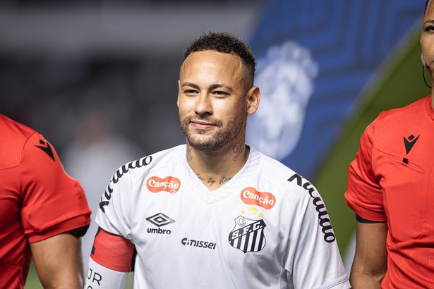 سانتوس ، البرازيل - 16 أبريل: ينظر نيمار من سانتوس أمام مباراة Brasileirao 2025 بين Santos و Atletico Miniro على ملعب Urbano Caldeira (Vila Belmiro) في 16 أبريل 2025 في سانتوس ، البرازيل. (الصورة من قبل أبنر دورادو/صورة مطبعة رياضية/غيتي إيم.