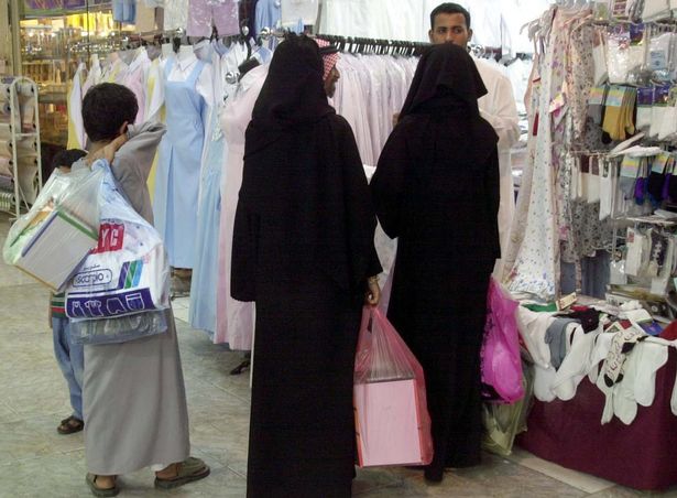 النساء السعوديات اللائي يرتدين تشادرز 