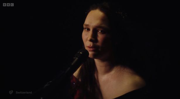 Zoë Më يؤدي في Eurovision في الدور نصف النهائي الأول 2025.