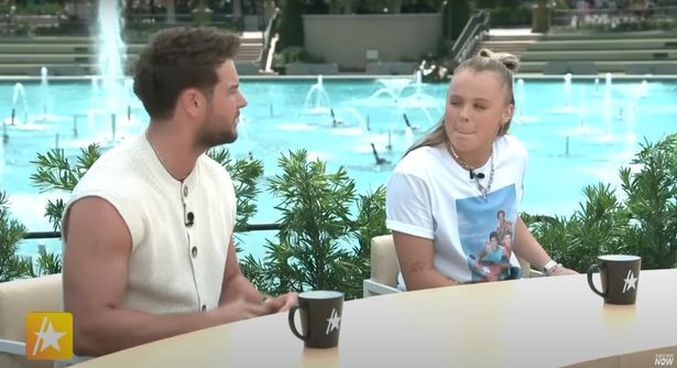 اعترفت Jojo Siwa بأنها بكت نفسها للنوم بعد إجبارها على مغادرة كريس هيوز