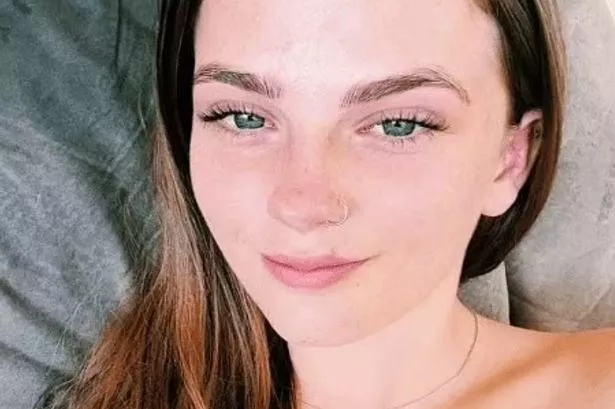 يقع Pheobe Bishop على السرير ويبتسم في صورة شخصية